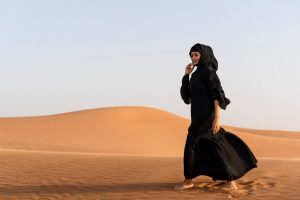 femme-musc intime-dans-desert